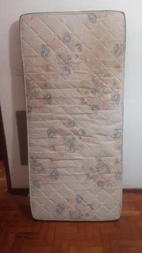 Colchão solteiro pouco usado muito tempo guardado