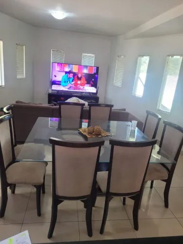 Ótima mesa de jantar com 8 lugares
