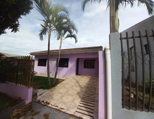 CASA COM TERRENO DE 229m2 NO STA CRUZ | 03 QUARTOS, CHURRASQUEIRA - ÓTIMA LOCALIZAÇÃO