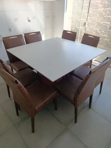 Mesa com 8 cadeiras