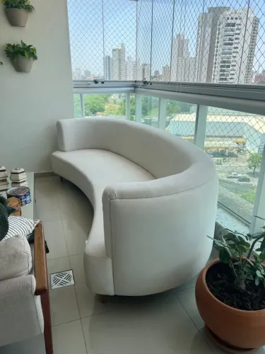 Sofá Curvo Orgânico em Linho Off-White - Estado Impecável / Seminovo