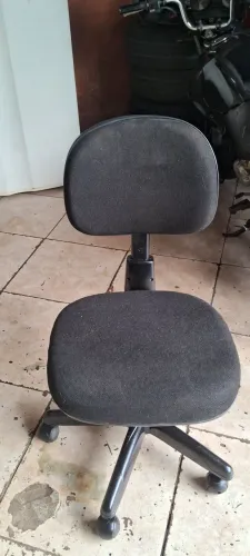 Cadeira giratória com regulagem de encosto