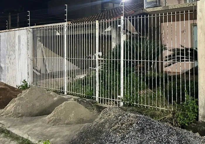 Vendo portão de ferro com portão social e de garagem