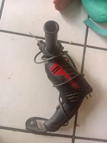 Furadeira skill seminova tudo certinho com ele funcionando certinho so pega pra usar