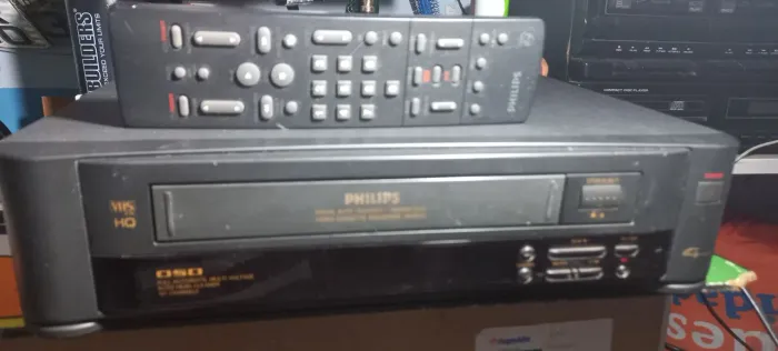 Vídeo cassete Philips + controle usados.