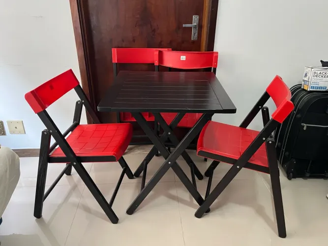 Mesa e 4 cadeiras dobráveis