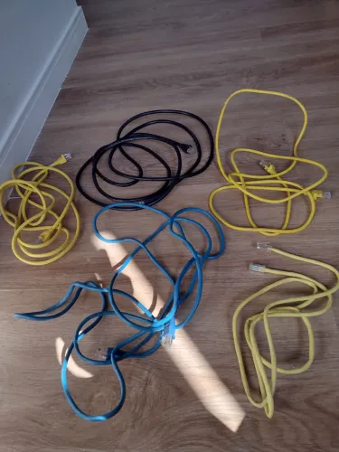 Fio ou cabo de internet ou telefone ( nao sei ao certo)
