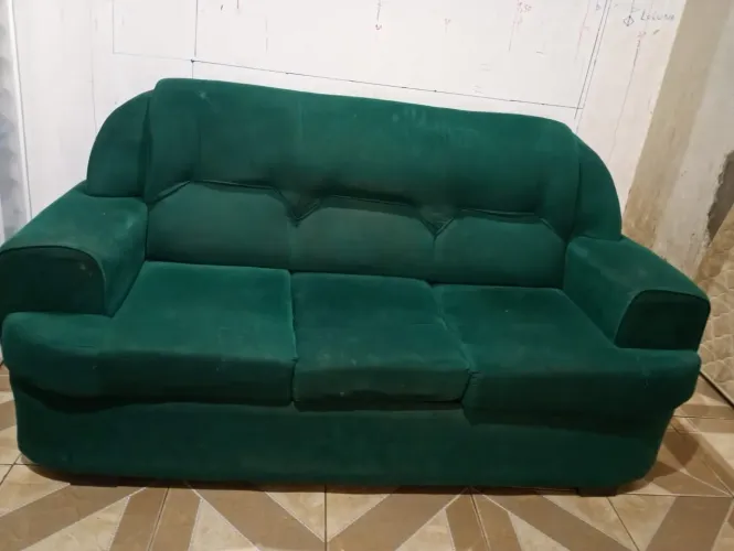 Vende se um conjunto de sofá de 2 e 3 lugares