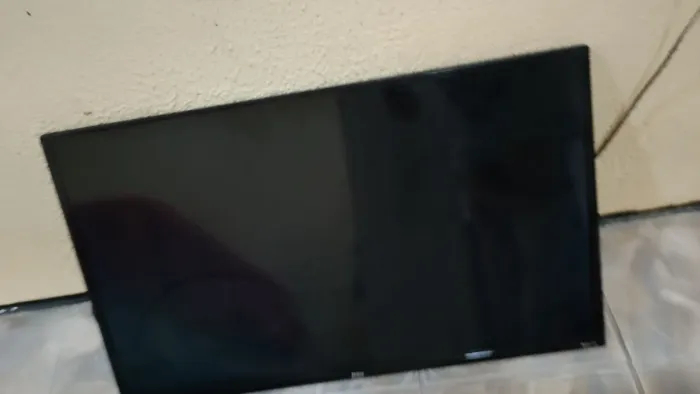 Tv saindo somente o som sem imagem, mais ao tocar a Teka clareia.