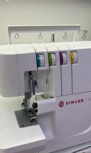 Máquina de Costura Singer