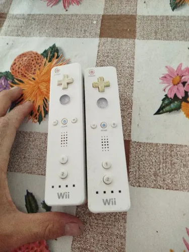 Wii remote , DEFEITO . Não liga . Para peças . Sucata .