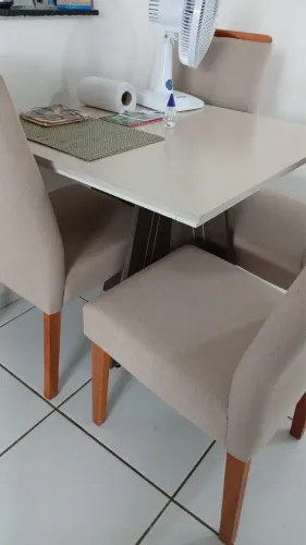 Mesa de madeira com 4 cadeiras inclusas