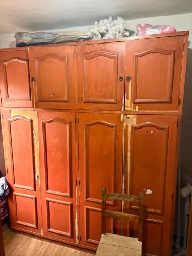 Guarda roupa de madeira