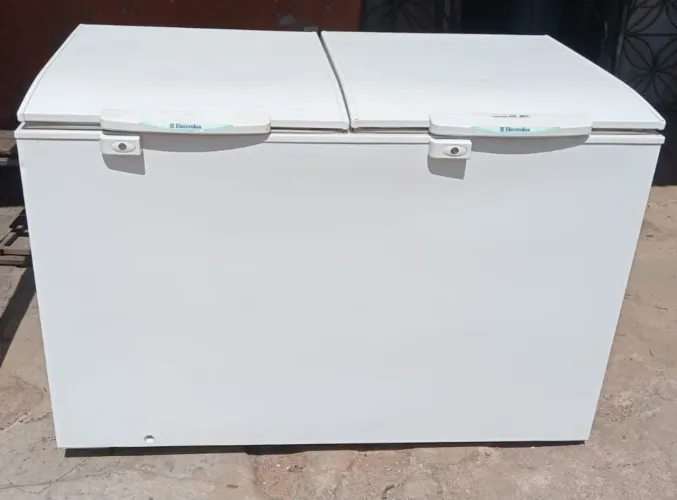 Freezer Electrolux frost free semi novo. $1.300
