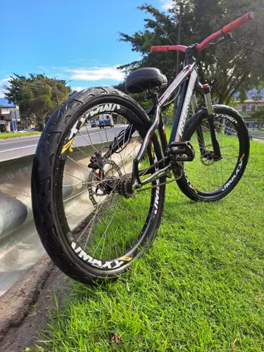 BIKE MONTADA PRO GRAU ,VENDO OU TROCO TA PRATICAMENTE ZERA