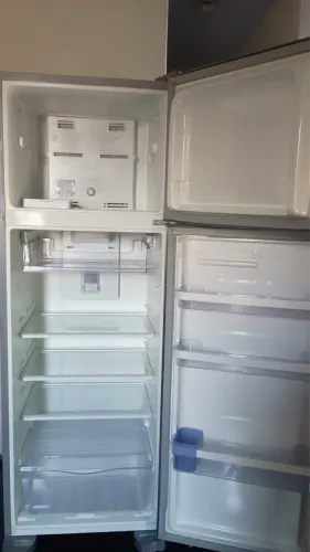 Geladeira Electrolux c/ pequeno defeito. Leia a descrição!