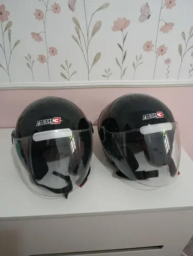 2 Capacetes Pretos - Excelente Estado - Pouco Uso