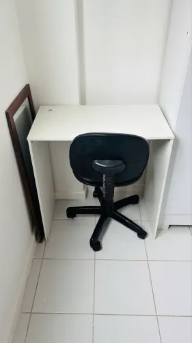 01 CADEIRA DE ESCRITÓRIO GIRATORIA + ESCRIVANINHA