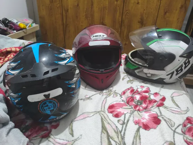 Capacete helt semi novo