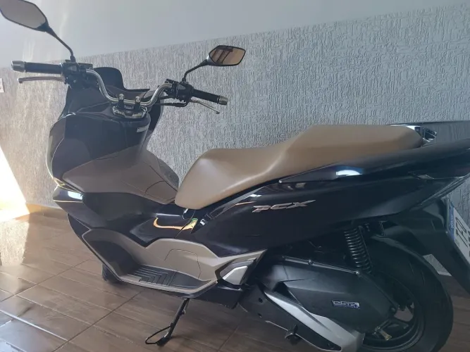 PCX DLX 2025 única dona