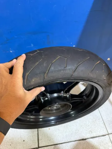 Vendo roda cb 300 com pneu