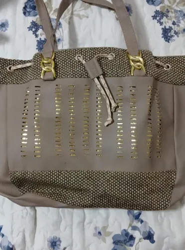 Bolsa de ombro bege em couro sintético