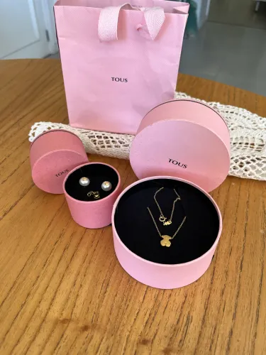 Conjunto gargantilha , pingente, par de brincos pérola e ouro 18k TOUS, espanhol