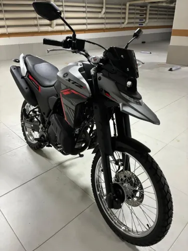 XTZ Lander 250 connected com apenas 600km. Acompanha capa.