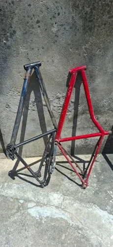 Dois quadros de Bike