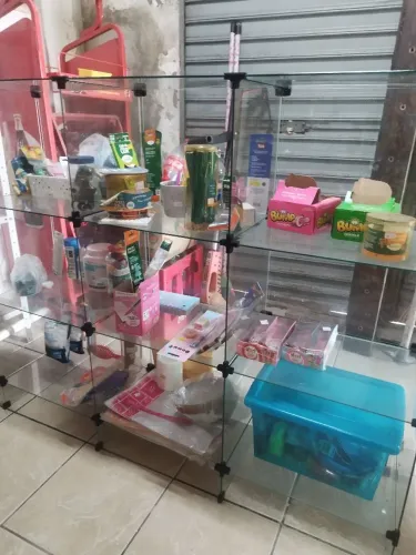 Pratilleira de vidro com compartimento