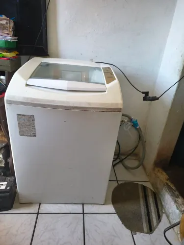 Máquina de lavar com defeito pra tirar peças.