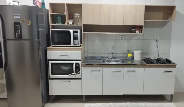 Cozinha estilo americana com tampo de inox, 8 portas e 1 gaveta. Preço pra vender logo.