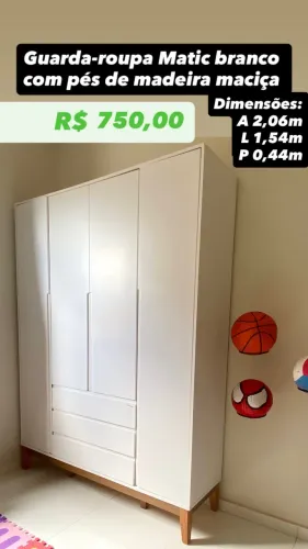Vendo guarda-roupa da Matic de 4 portas na cor branca com pés de madeira