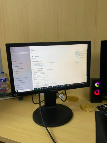 Monitor LCD 19" InfoWay - Ajuste de Altura + Rotação 90° | DVI e VGA