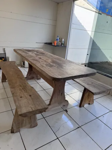 Mesa de madeira maciça com 2 bancos