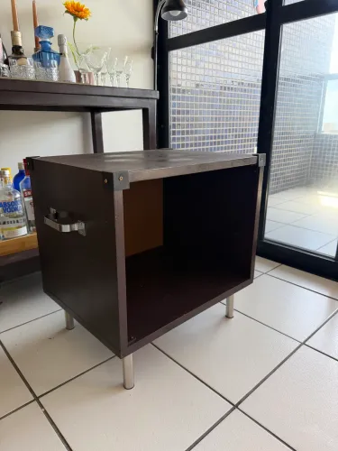 Criado mudo ou mesa de apoio 