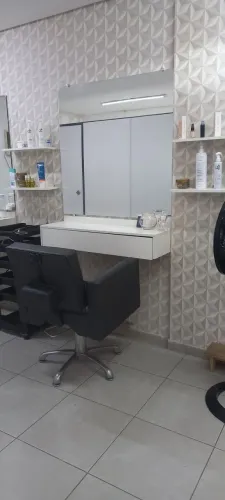 Aluga-se espaço para designer de sobrancelhas, extencionista de cílios ou maquiadora