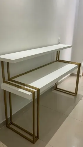 APARADOR BRANCO E DOURADO 