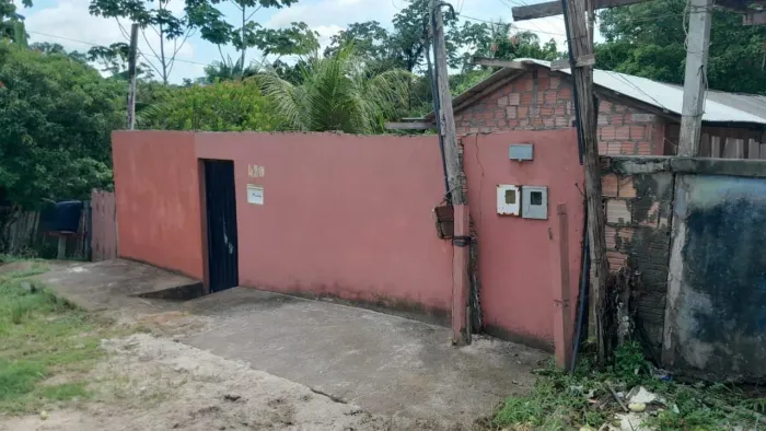 Terreno com 2 casas de Alvenaria
