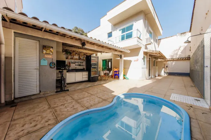 Casa duplex com piscina em condomínio pequeno e tranquilo para venda