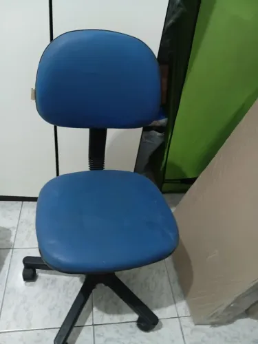 Cadeira de escritório na cor azul .