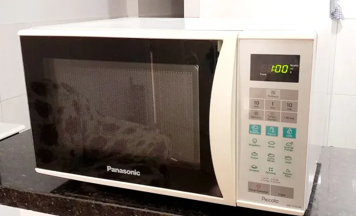 Microondas PANASONIC 21 Litros. Tudo funcionando e esquentando bem.