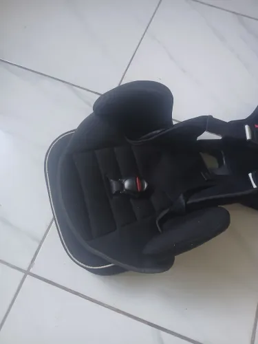 Uma cadeirinha bebê conforto.