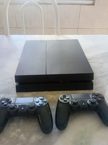 PlayStation 4 fat modelo 1215a último modelo lançado mais 1 jogo físico