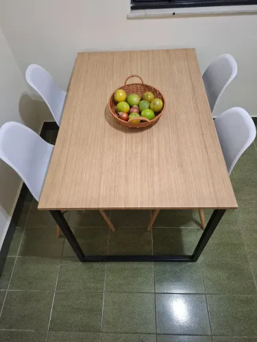 Mesa cozinha com 4 cadeiras em tampo de madeira clara