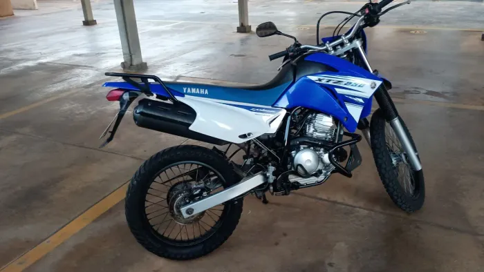 Vendo moto pra pessoa exigente, uma moto