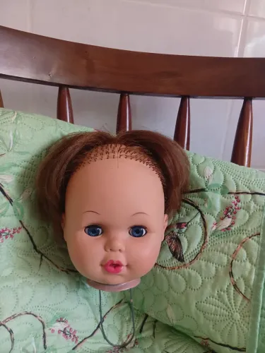 Cabeça da boneca fofa antiga.