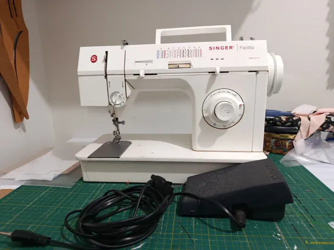 Máquina de costura doméstica Singer Facilita
