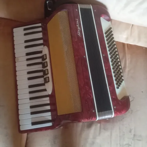 Vende-se acordeon