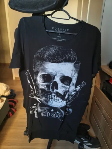 Camisa de marca preta